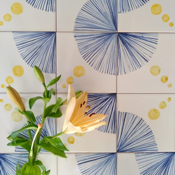 kafelki nowoczesne do kuchni - Kafle żółto-niebieskie i brzoskwiniowa lilia
