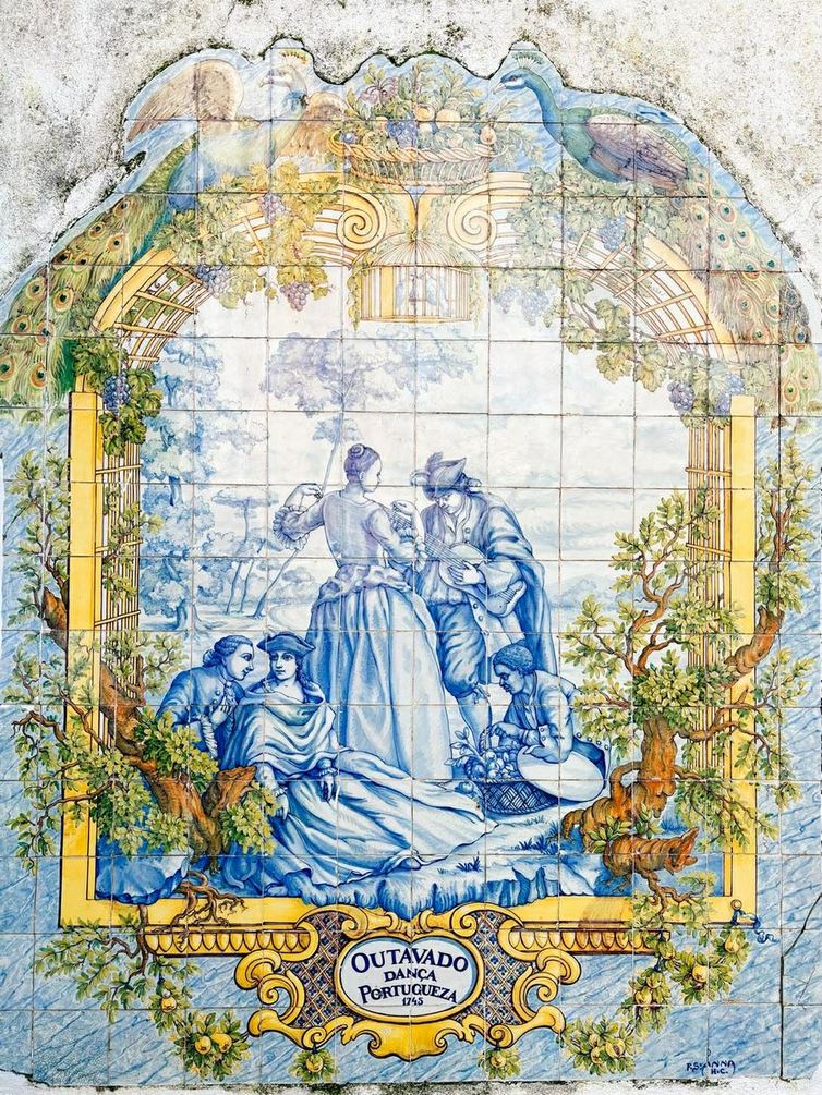 Panel azulejos w Lizbonie z przestawieniem sceny tańca