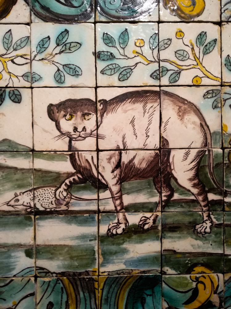 Muzeum Azulejos w Lizbonie - panel pt. Kot i mysz - fragment
