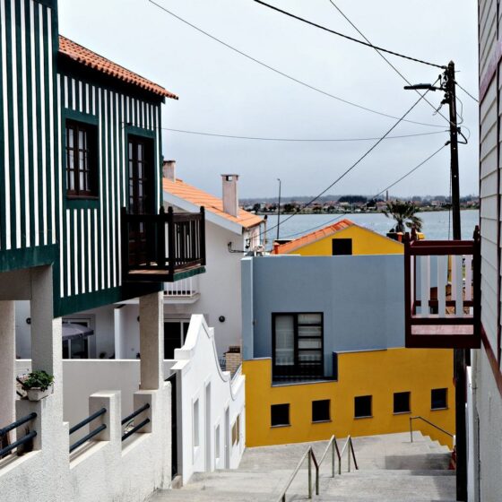 Co robić w Aveiro? Koniecznie zobacz kolorowe domki w Costa Nova