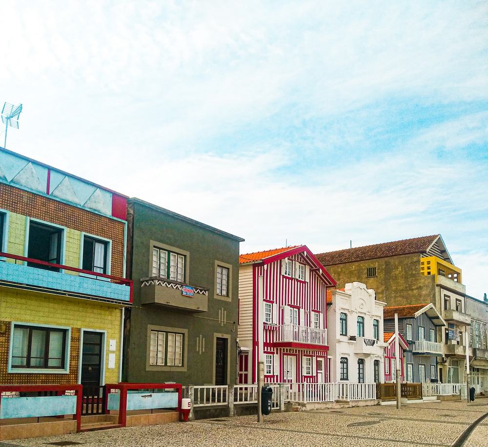 Kolory Costa Nova zachwycają i są kolejnym argumentem żeby uwielbiać Portugalię