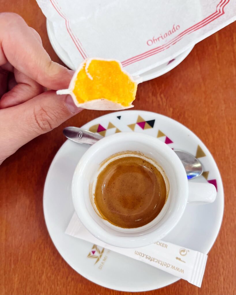 Ovos moles i filiżanka espresso