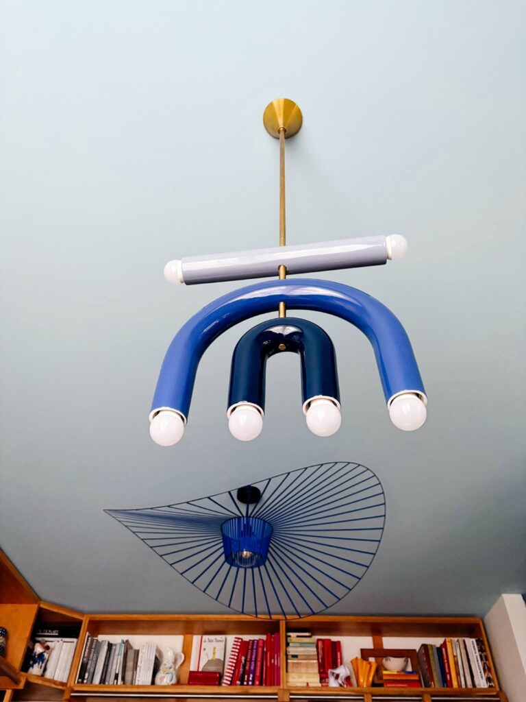 biało niebieskie lampy na błekitnym suficie w salonie