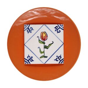Kolorowy tulipan namalowany na kafelku ceramicznym - typowy wzór holenderski