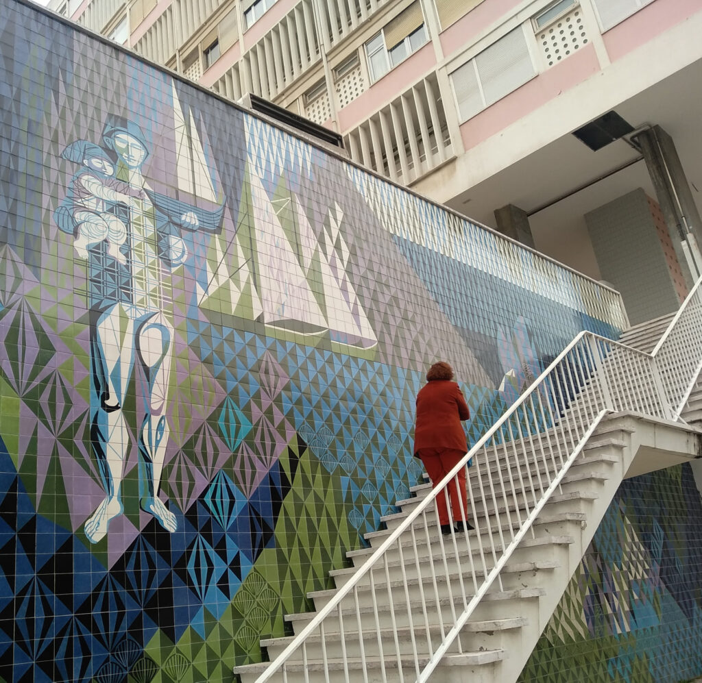 Maria Keil jest autorką tego pięknego panelu azulejos w Lizbonie