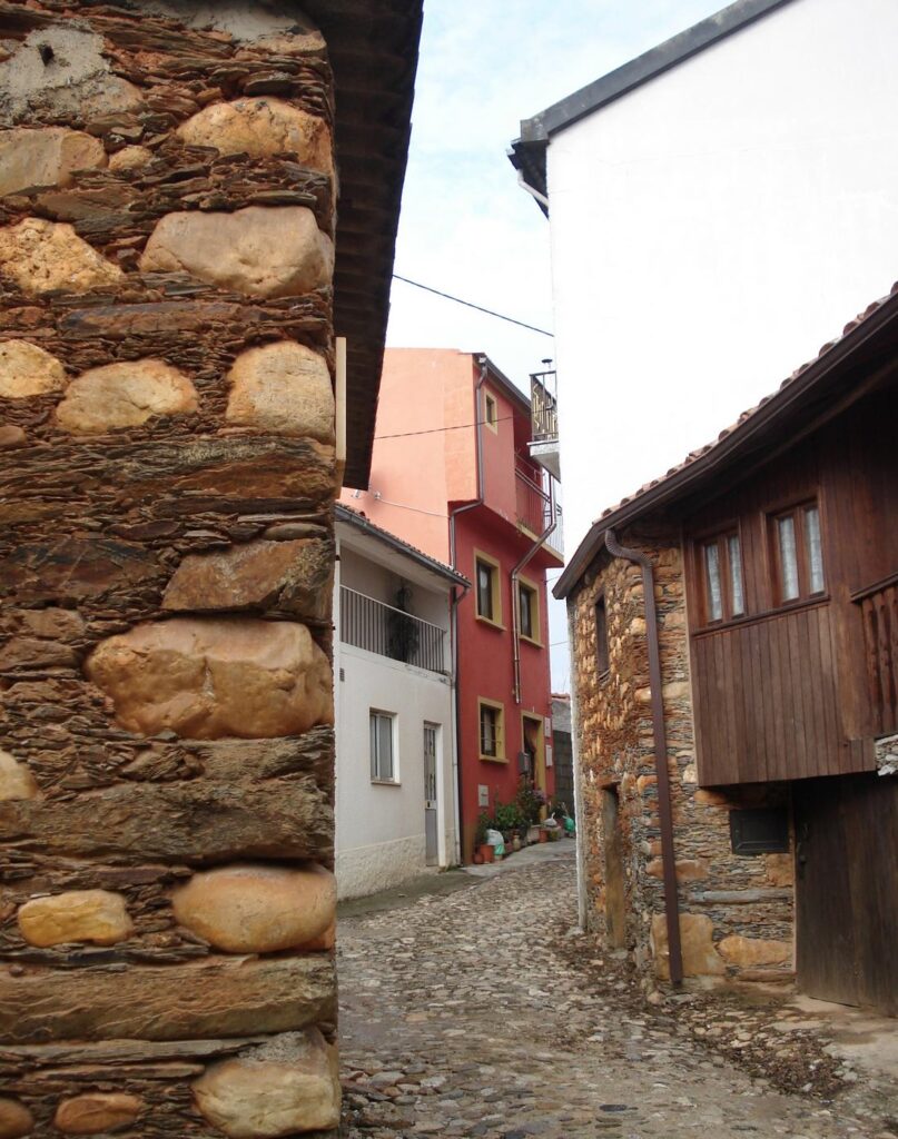 Typowa portugalska wioska w Baira Baixa, kamienne domy