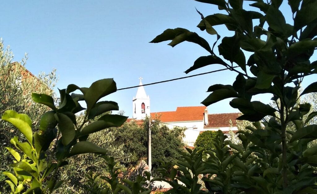 Portugalska wioska w Baira Baixa, widok na kościół w wiosce Partida