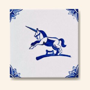 Niebieski jednorożec namalowany ręcznie na kafelku ceramicznym
