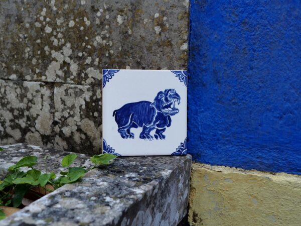 Niebieski hipopotam ręcznie namalowany na kafelku