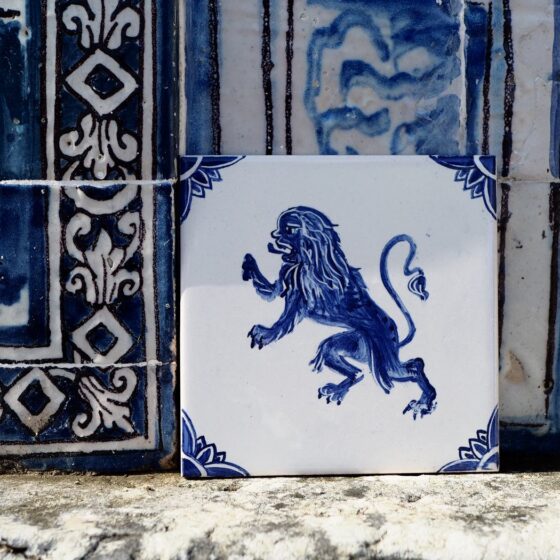 Niebieski lew namalowany na kafelku