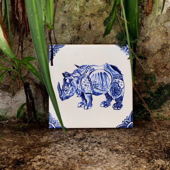 Nosorożec namalowany na kafelku, na podstawie drzeworytu Durera, niebieski
