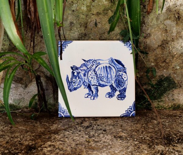 Nosorożec namalowany na kafelku, na podstawie drzeworytu Durera, niebieski