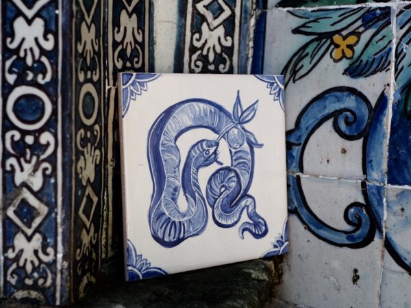 Niebieski wąż ręcznie namalowany na kafelku