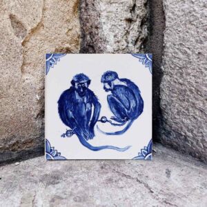 Małpki niebieskie ręcznie namalowane na kafelku ceramicznym