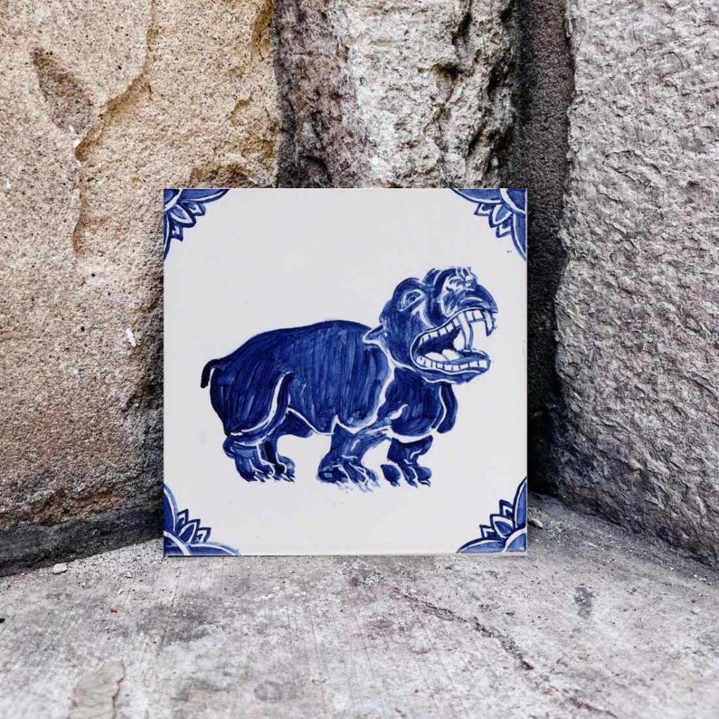 Niebieski hipopotam ręcznie namalowany na kafelku