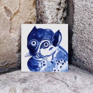 kot na niebiesko namalowany na płytce ceramicznej