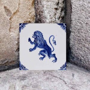 Niebieski lew namalowany na kafelku