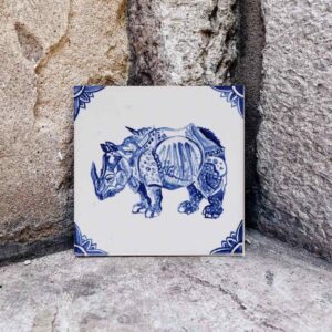 Nosorożec namalowany na kafelku, na podstawie drzeworytu Durera, niebieski