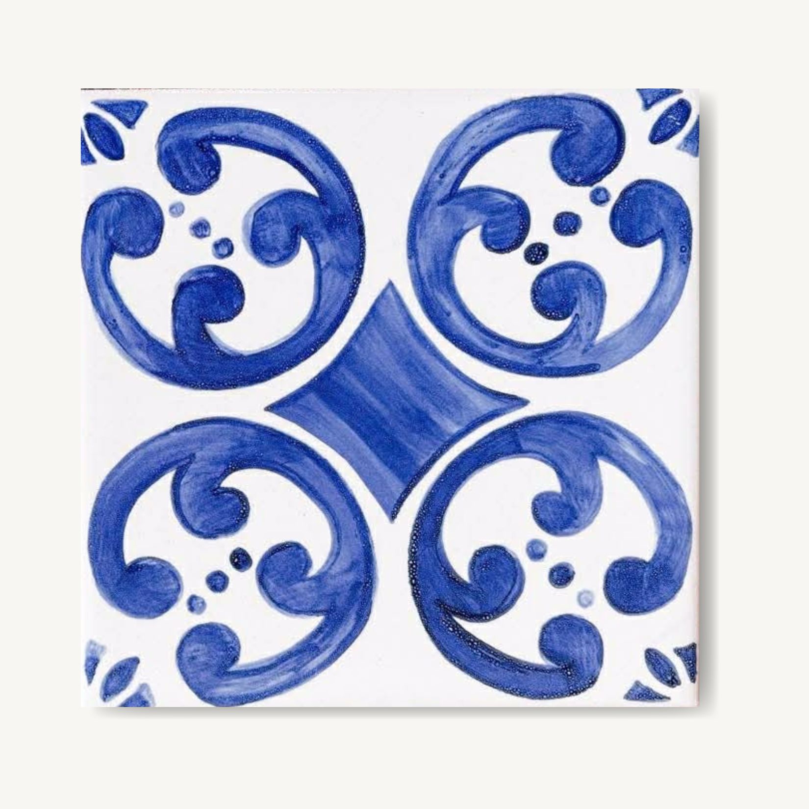 Wzór ornamentalny portugalski namalowany ręcznie na płytce azulejo