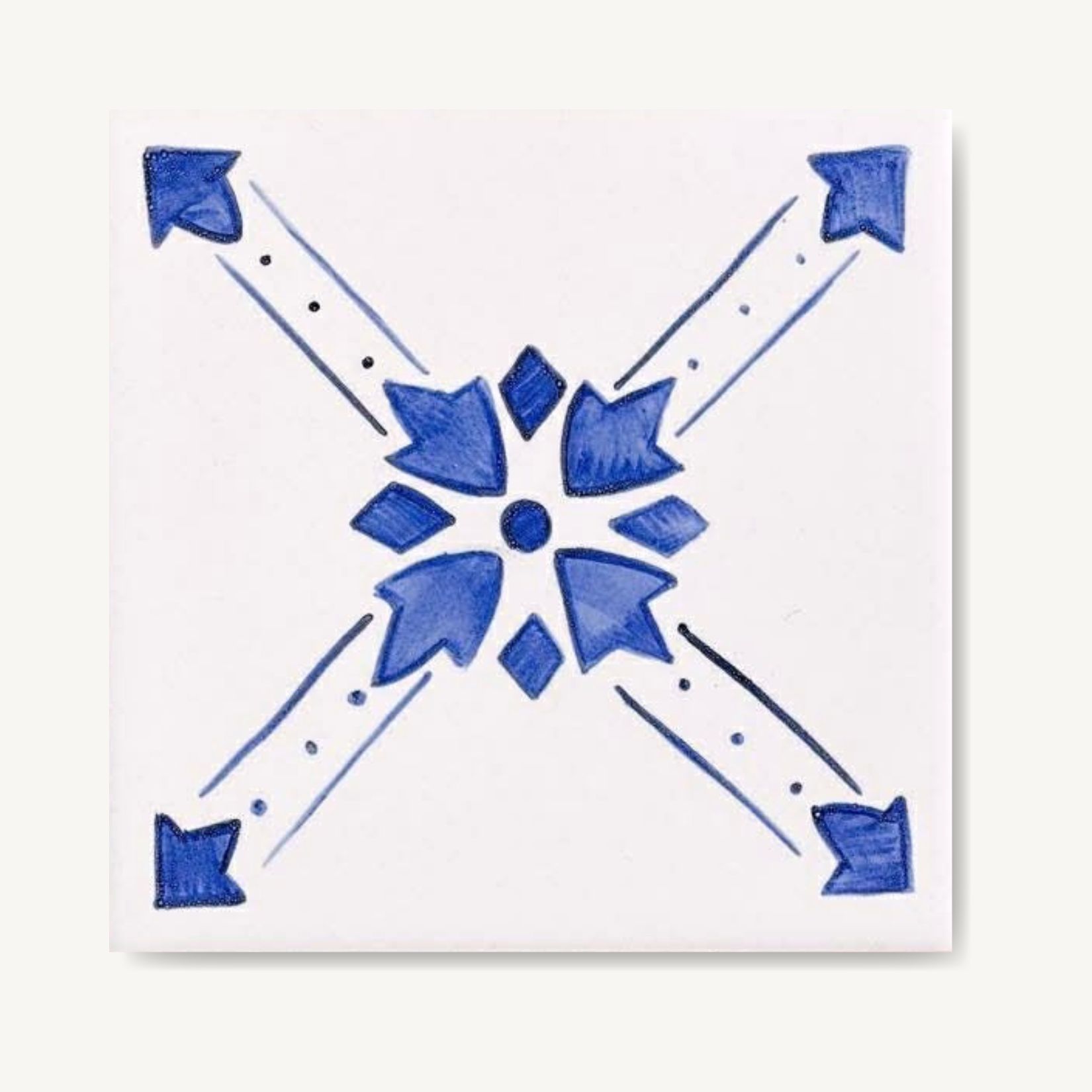 delikatny wzór portugalski namalowany na płytce azulejo