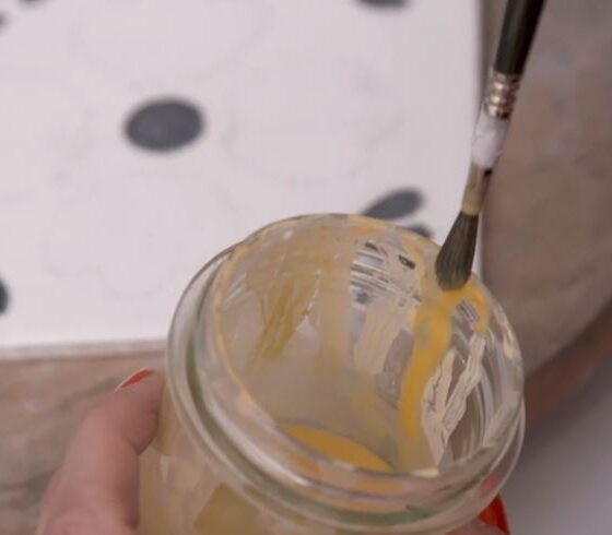 Paulina Santos maluje ręcznie kafelki ceramiczne