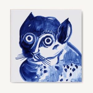 kot na niebiesko namalowany na płytce ceramicznej