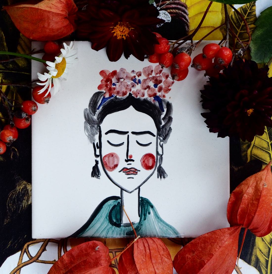 Stylizowana Frida namalowana na kafelku cała w kwiatach