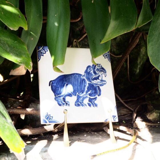 Niebieski hipopotam ręcznie namalowany na kafelku