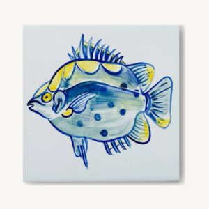 Kolorowa rybka ręcznie namalowana na płytce ceramicznej