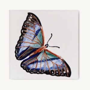 Niebiesko-fioletowy motyl namalowany ręcznie na kafelku ceramicznym