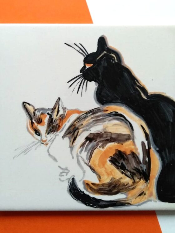Kolorowe koty namalowane na kafelkach