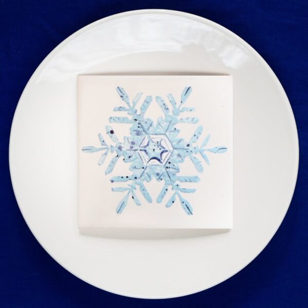 Błękitny płatek śniegu namalowany na kafelku idealnie nadaje się na prezent