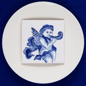 Aniołek namalowany na kafelku ceramicznym