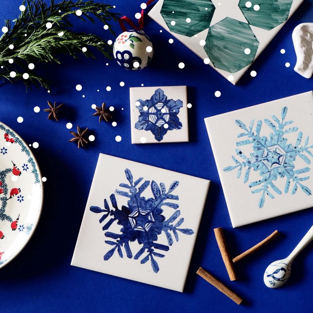 Płatki śniegu ręcznie malowane na kafelkach ceramicznych to świetny pomysł na prezent świąteczny
