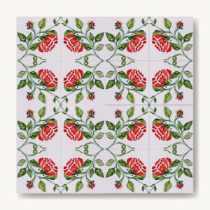 Kafelki ręcznie malowane z czerwoną różą, powtarzający się rytm ornamentu