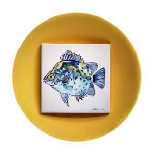 Kolorowa rybka ręcznie namalowana na płytce ceramicznej