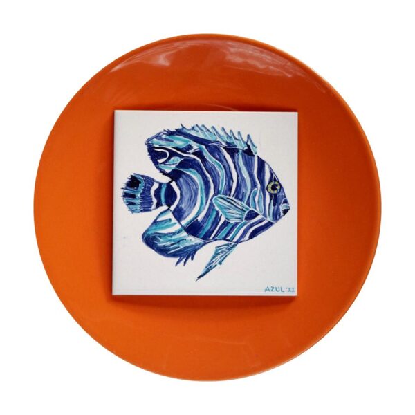 Niebieska rybka namalowana na kafelku