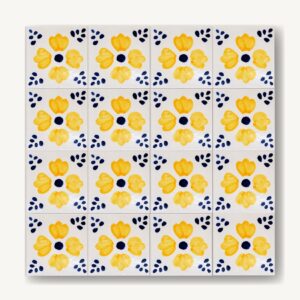 Kwiatowe płytki azulejos w kuchni, żółto-niebieskie