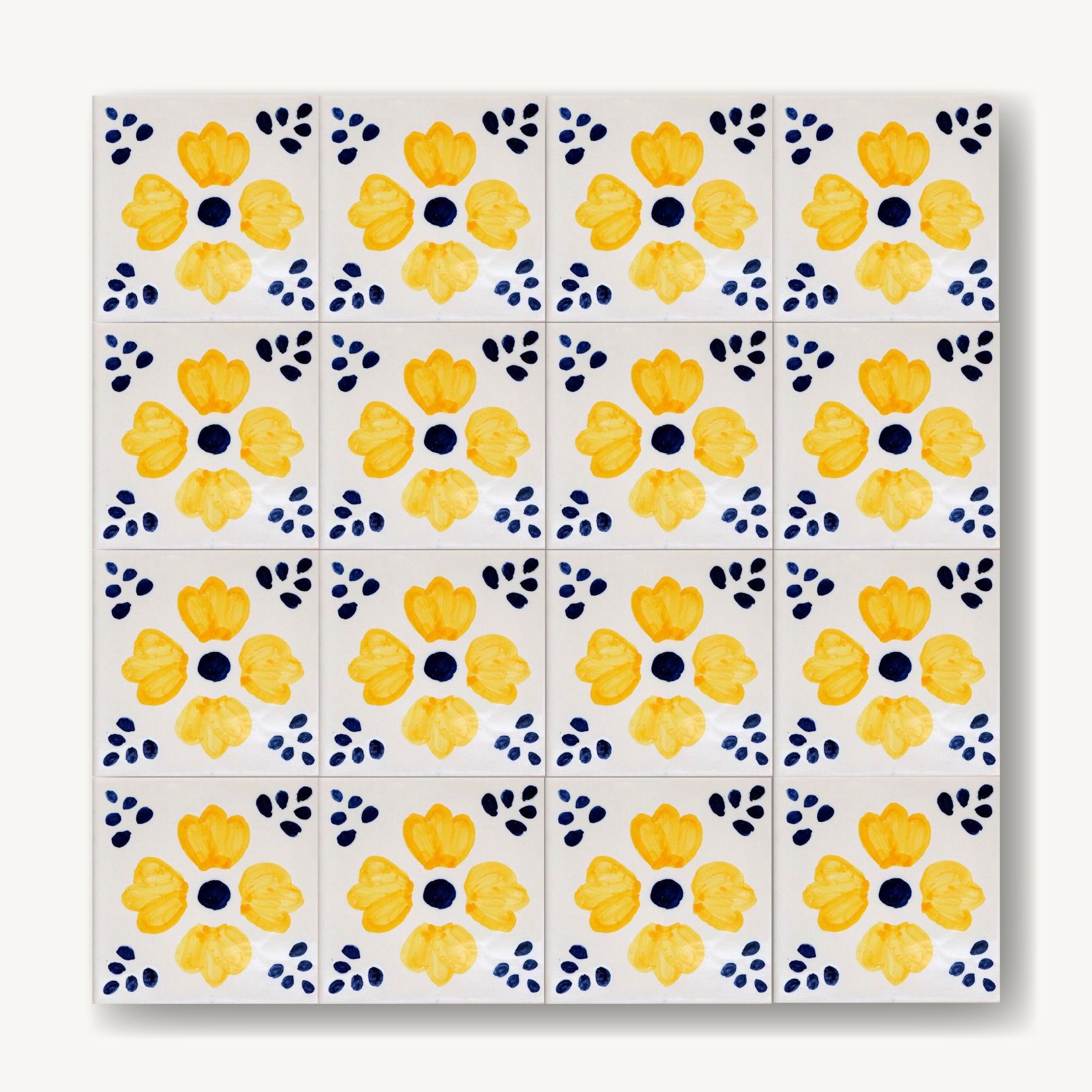 Kwiatowe płytki azulejos w kuchni, żółto-niebieskie