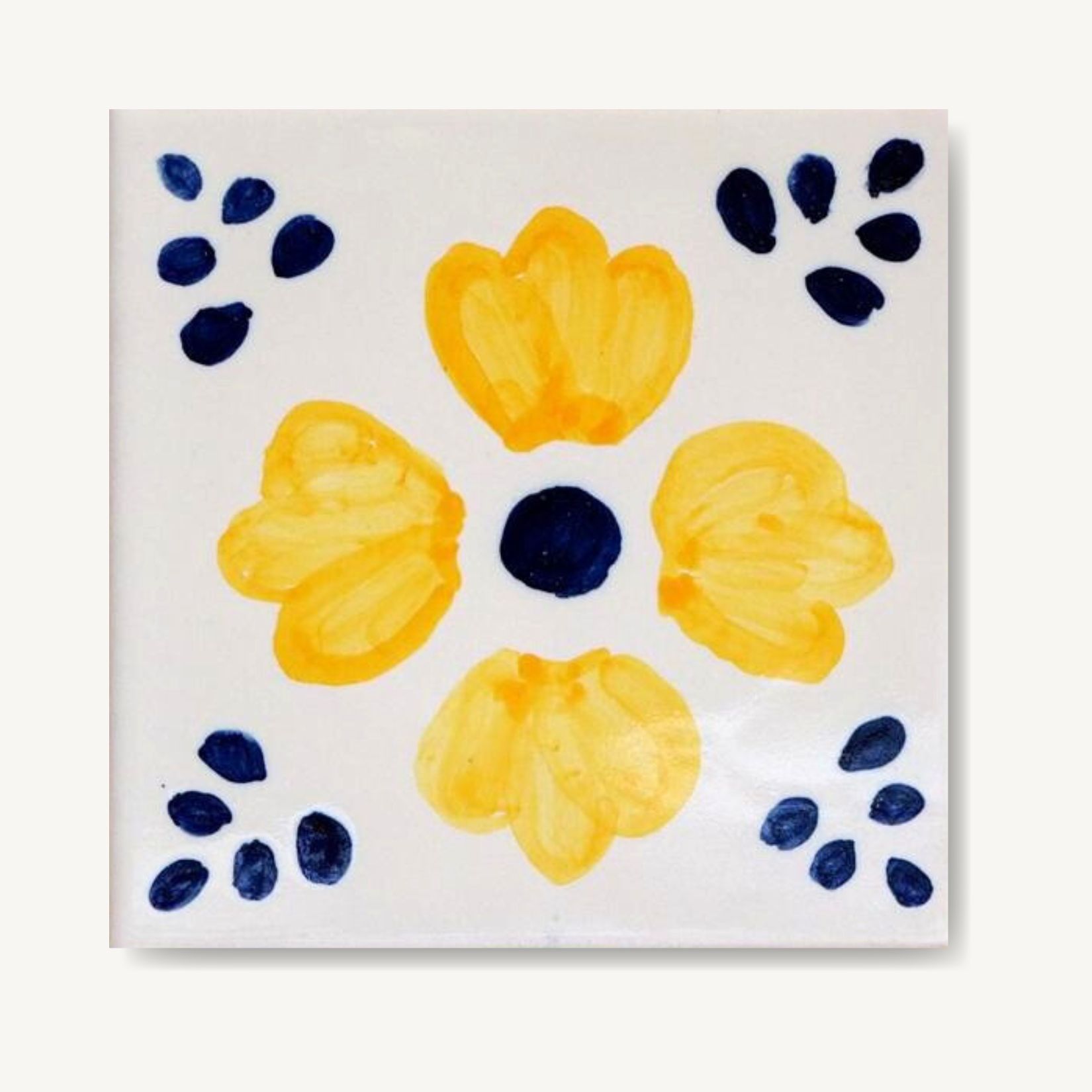 ręcznie malowany kafelek z żółtym kwiatkiem