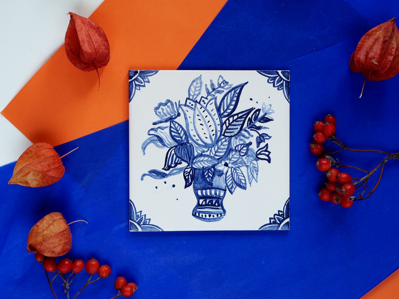 Holenderski wzór z koszem kwiatów namalowany na płytce ceramicznej