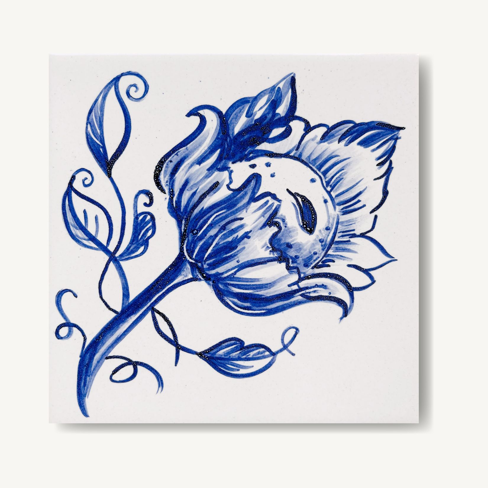 Kafelek z namalowanym niebieskim kwiatem