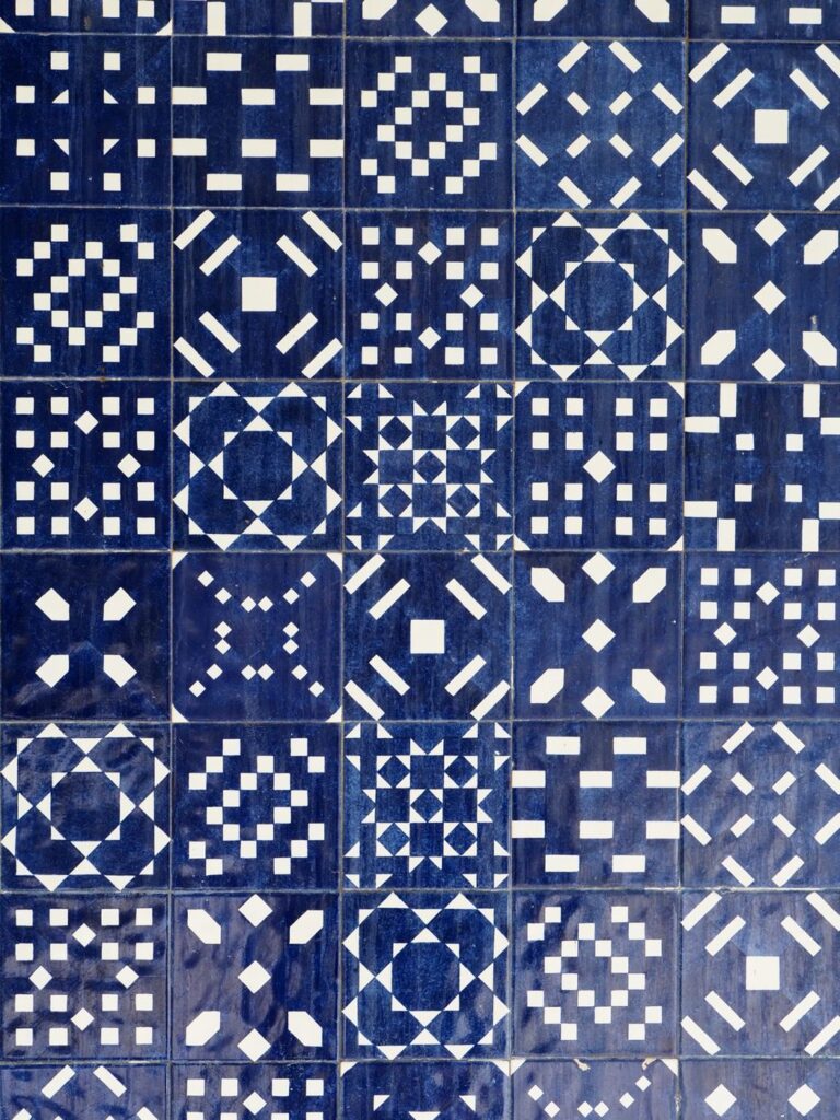 Pojedyncze kafelki układają się w geometryczne wzory