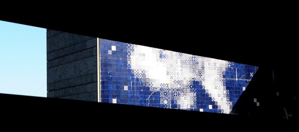 Rybka z azulejos zdobi ścianę oceanarium.