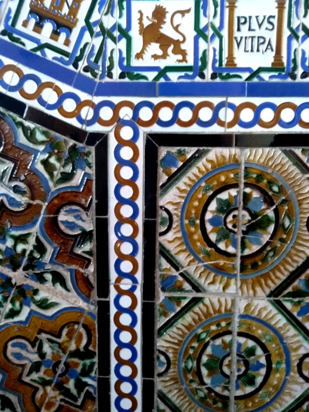 W Alcazarze kafelki są i geometryczne i figuratywne