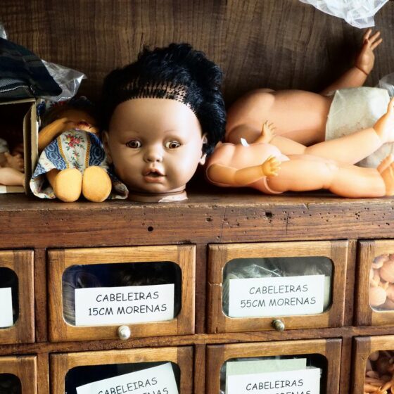 Szuflada z małymi fragmentami lalkowych ciał w szpitalu dla lalek w Lizbonie