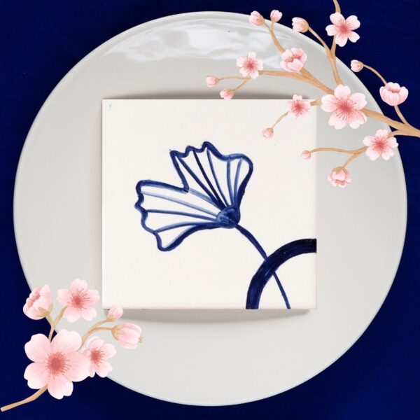 Niebieski wzór z liściem miłorzębu ręcznie namalowany na płyce ceramicznej