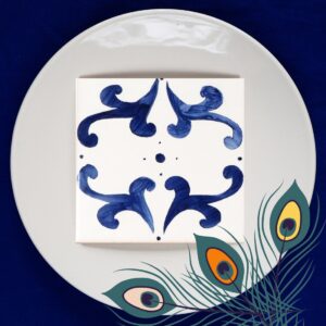 Wzór przypominający ruch skrzydeł namalowany na płytce azulejos
