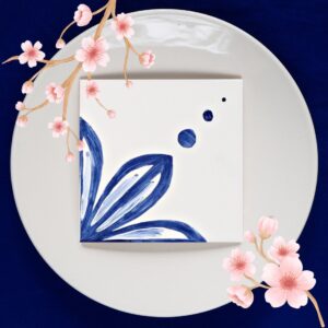 Wzór z dużym niebieskim kwiatem namalowany ręcznie na kafelku ceramicznym