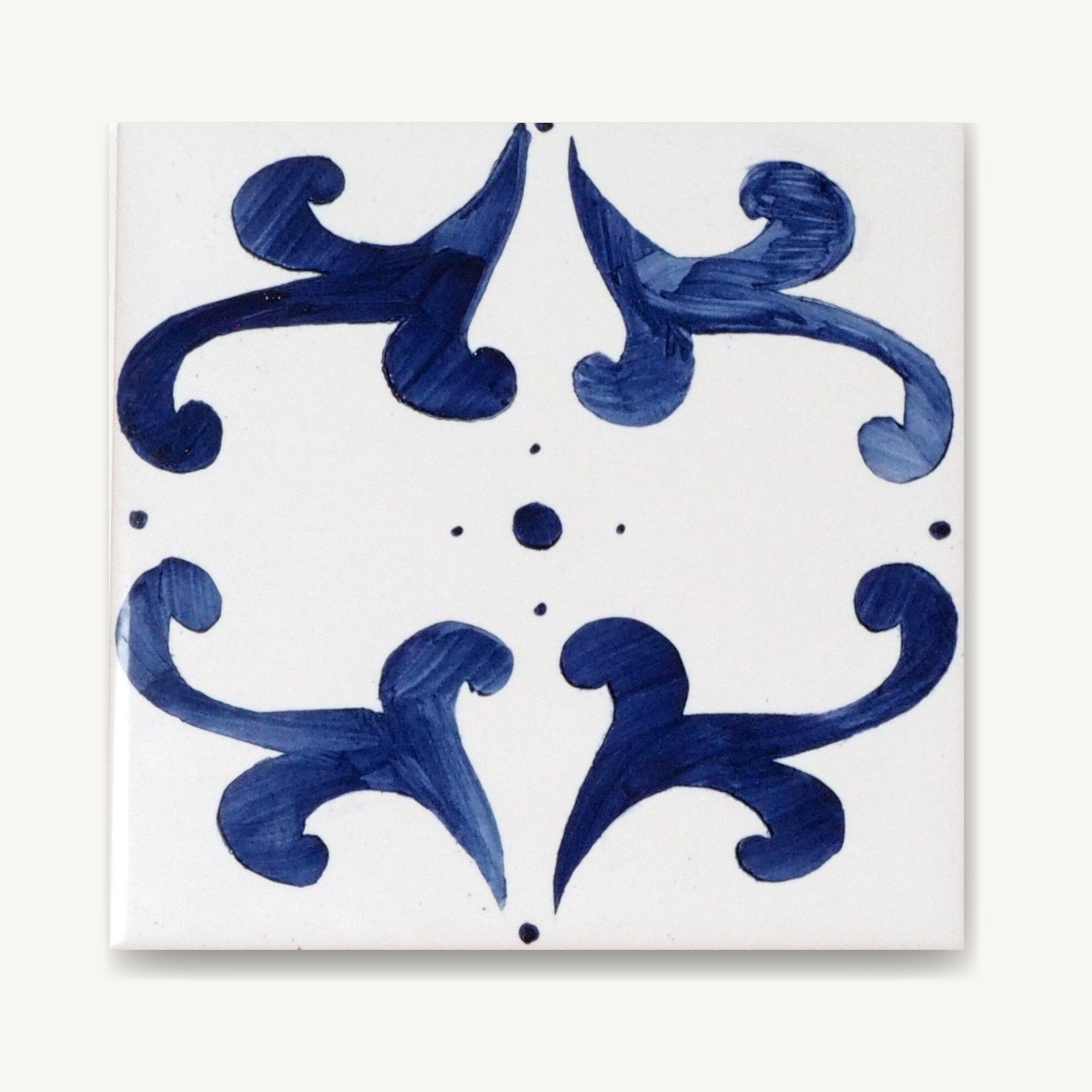 Wzór przypominający ruch skrzydeł namalowany na płytce azulejos